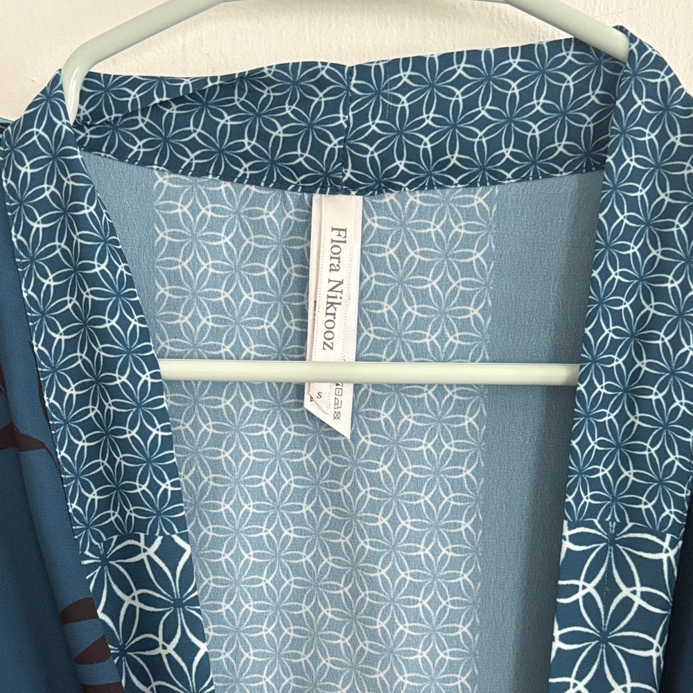 Flora Nikrooz Teal and White Short Kimono with Geometric Print - Picture 2 of 6